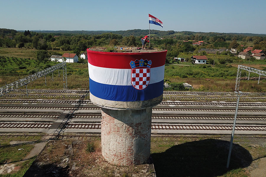 Postavljena hrvatska zastava oko vodotornja u Sunji